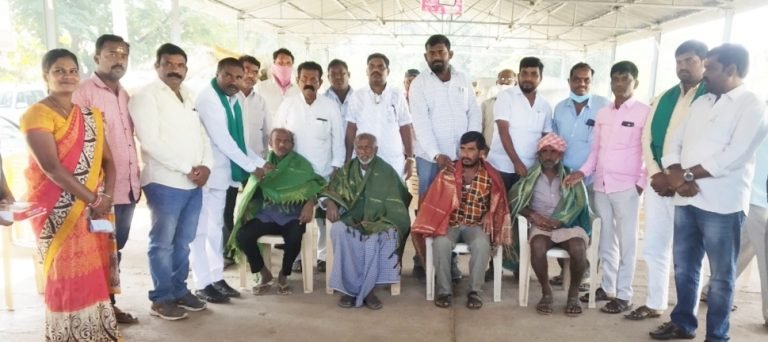 ఆదర్శ రైతులను సన్మానించిన* మార్కెట్ చైర్మన్ గుజ్జరి రాజు