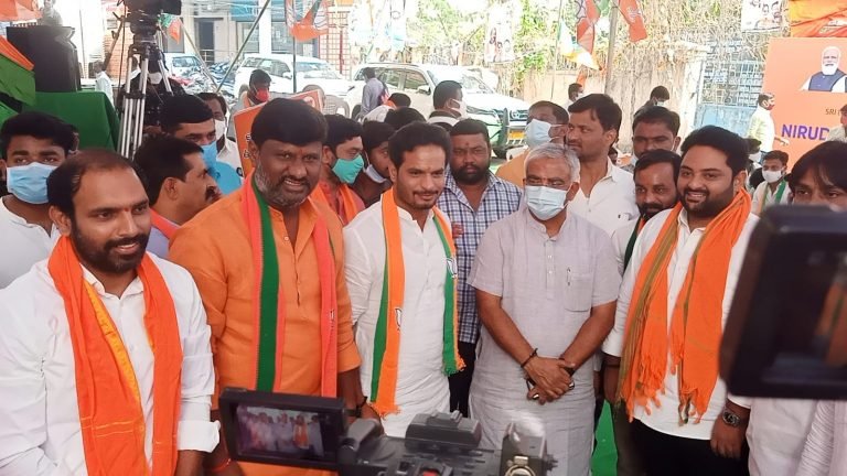 బండి సంజయ్ చేపట్టిన నిరుద్యోగ దీక్షలో పాల్గొన్న బీజేపీ రాష్ట్ర అధ్యక్షులు
