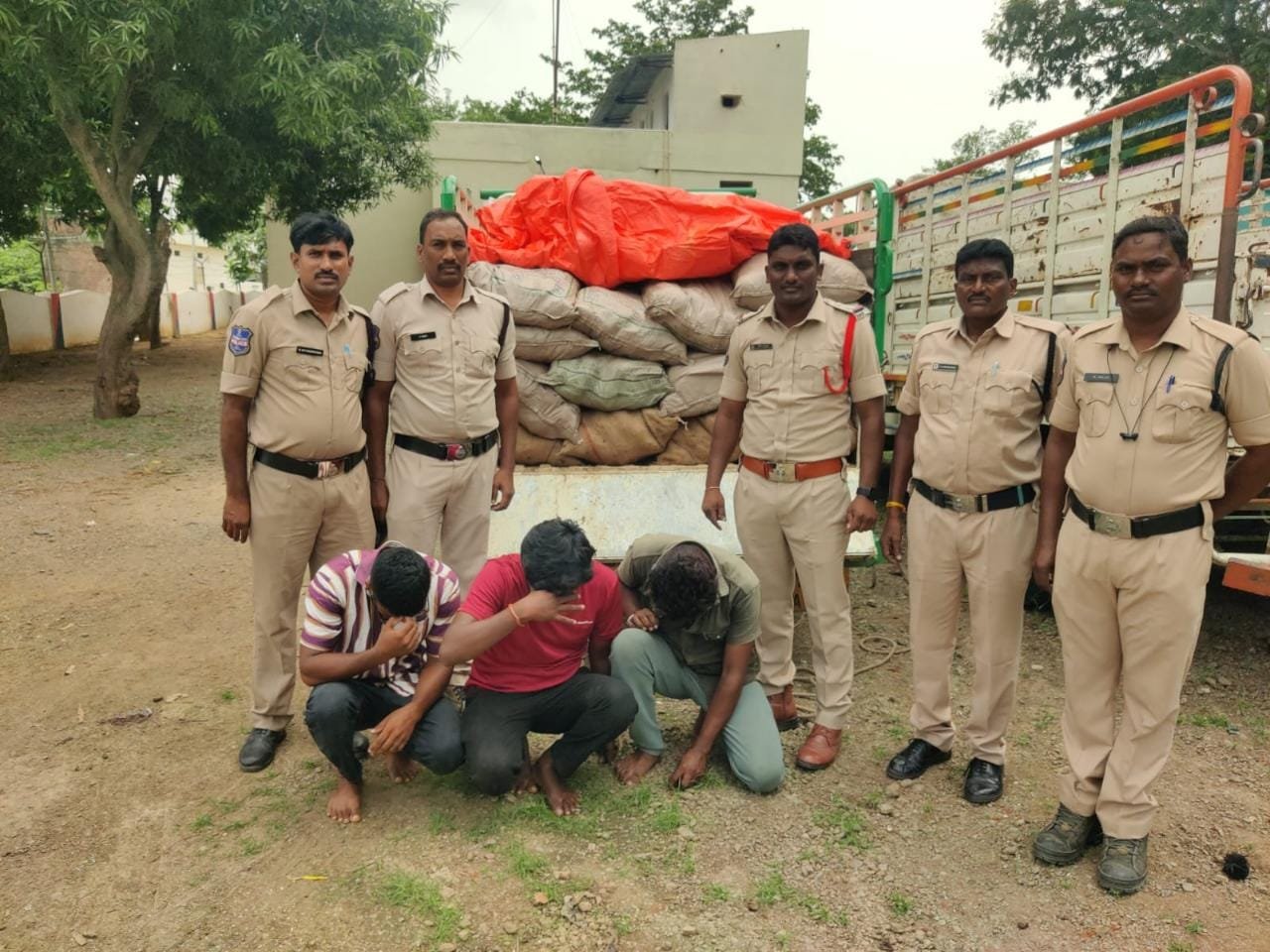 అక్రమంగా తరగాలిస్తున్న 28 క్వింటాళ్ల నల్ల బెల్లం,50 కిలోల పటిక పట్టివేత