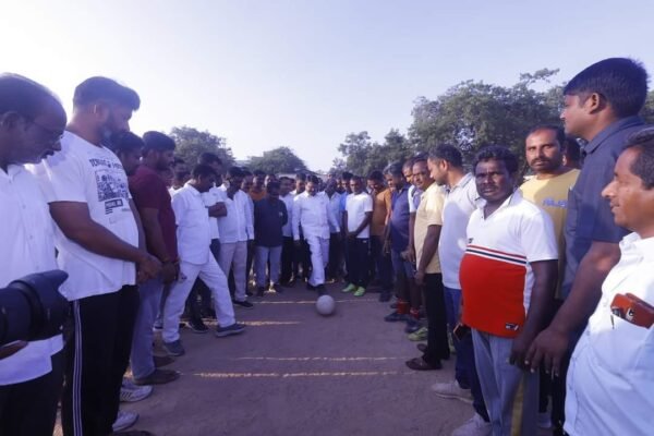 ఫుట్బాల్ ఆడుతున్న మంత్రి నిరంజన్ రెడ్డి