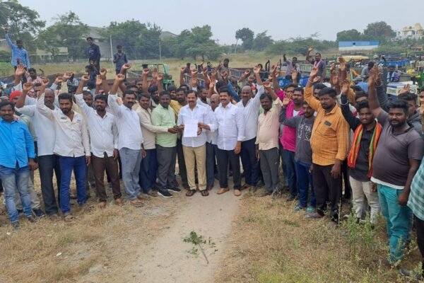 మండల ట్రాక్టర్ అసోసియేషన్ సభ్యుల ఏకగ్రీవ తీర్మానం.