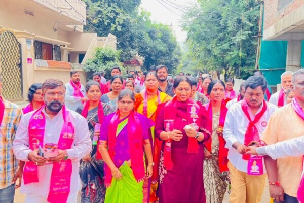 భర్త మర్రి రాజశేఖర్ రెడ్డి గెలుపుకు కృషి చేస్తున్న తన సతీమణి మర్రి మమతారెడ్డి.
