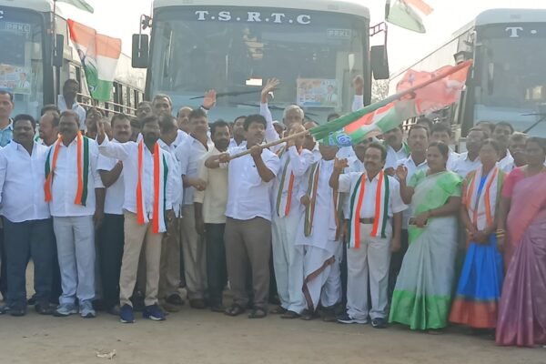 చలో హైదరాబాద్ కార్యకమానికి బయలుదేరిన పరకాల కాంగ్రెస్ నాయకులు