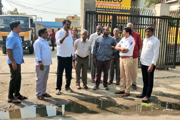 హైదర్ నగర్ డివిజన్ పరిధిలోని ఆదిత్య నగర్ లో చేపట్టనున్న సెంట్రల్ డివైడర్ నిర్మాణ పనులు