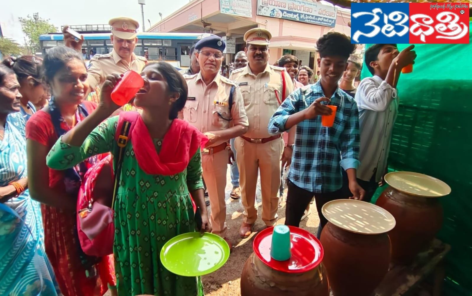 సీఐ రవిరాజు ఆధ్వర్యంలో పరకాల బస్టాండులో చలివేంద్రం ఏర్పాటు.