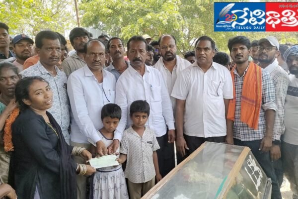 ఫోటోగ్రాఫర్ కుటుంబానికి లక్ష రూపాయల చెక్కు అదంజేత