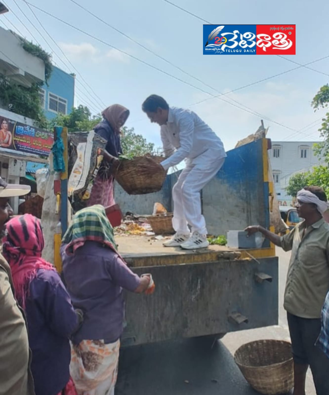 దేశ సంపదను ఆదాని, అంబానీలకు దోచిపెడుతున్న మోడీ