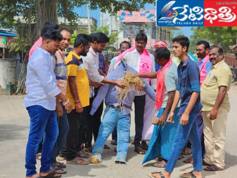 ఎమ్మెల్యే కౌశిక్ రెడ్డి పై దాడికి నిరసనగా రేవంత్ రెడ్డి, అరికేపూడి గాంధీ దిష్టిబొమ్మ దహణం