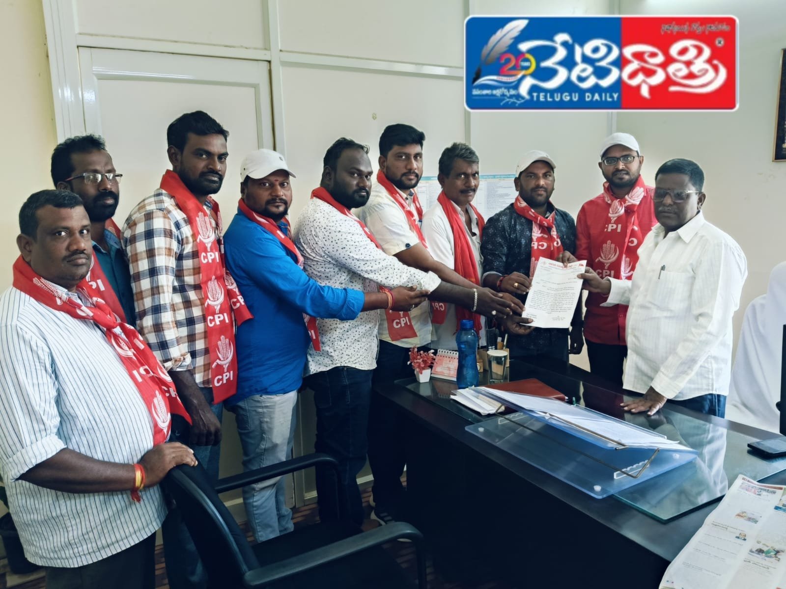 మటన్, చికెన్ సెంటర్లను తరలించాలి.