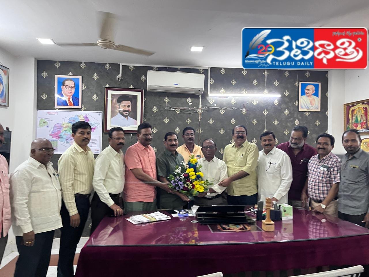 డిఎంహెచ్వో ను మర్యాదపూర్వకంగా కలసిన గెజిటెడ్ ఆఫీసర్స్ అసోసియేషన్