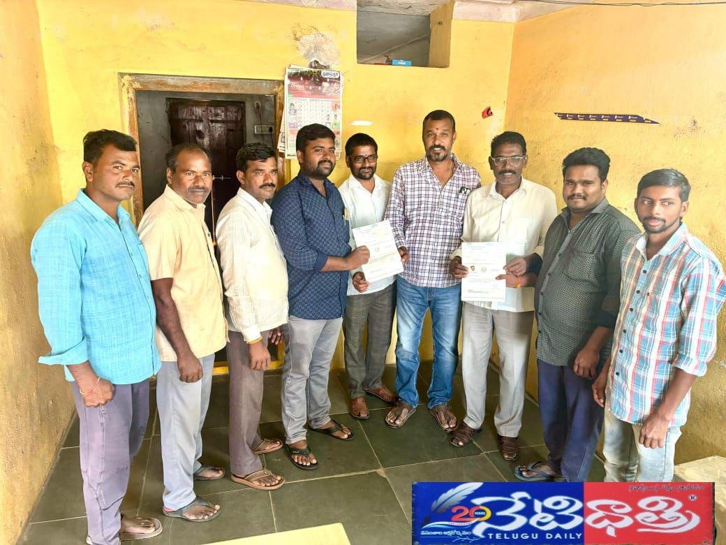 సీఎంఆర్ఎఫ్ చెక్కుల పంపిణీ.