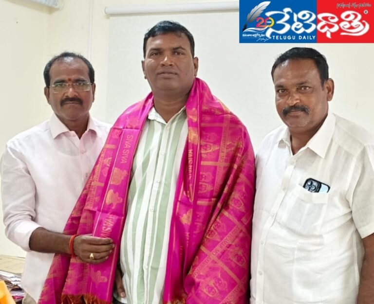 నూతన కమిషనర్ ను కలిసిన మాజీ కౌన్సిలర్ లు