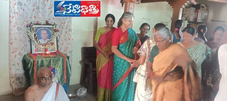 మృతి చెందిన కుటుం బానికి గండ్ర జ్యోతి పరామర్శ