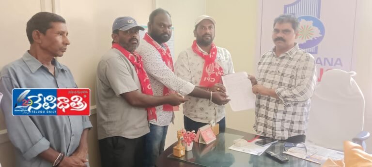 మున్సిపల్ కమిషనర్ కి వినతి పత్రం ఇచ్చిన సిపిఐ నాయకులు