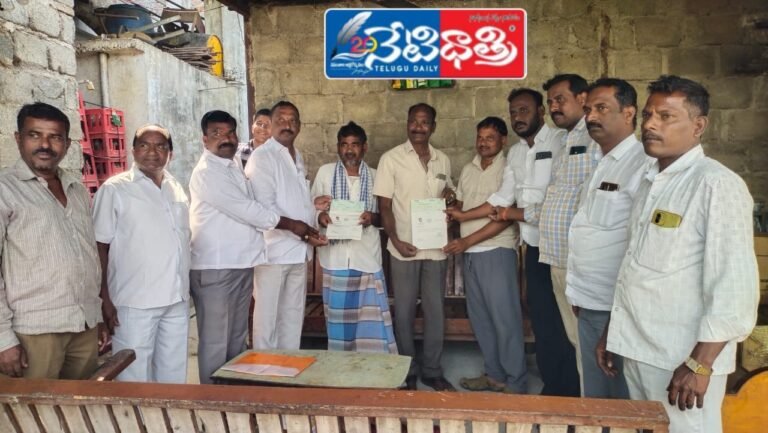 సీఎంఆర్ఎఫ్ చెక్కుల అందజేత