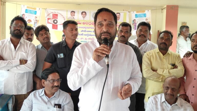 ఎమ్మెల్యే చేతుల మీదుగా విద్యార్థులకు కంటి అద్దాల పంపిణి