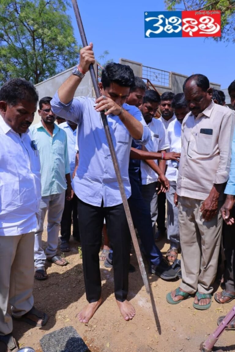 ఇందిరమ్మ ఇండ్ల నిర్మాణానికి భూమి పూజ.