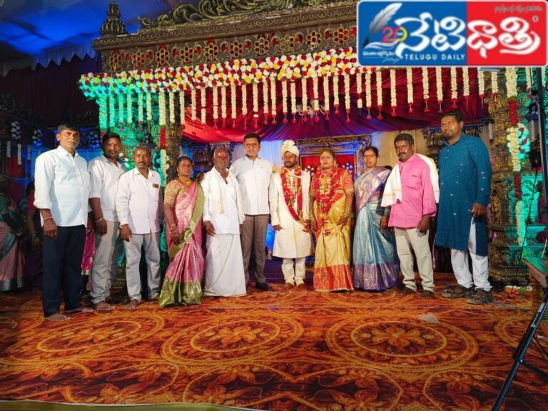 నూతన వధూవరులను ఆశీర్వదించారు.