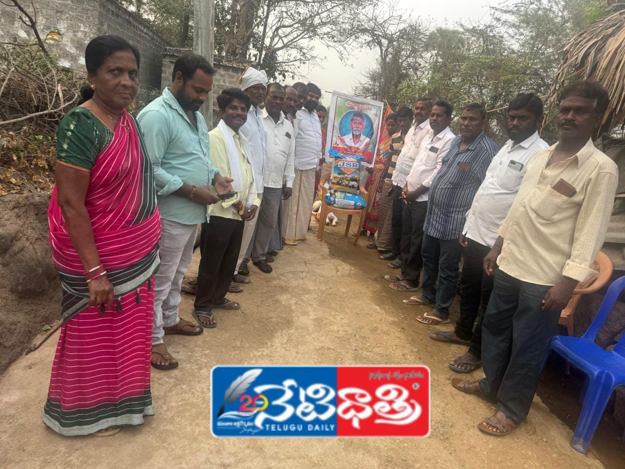 బాధిత కుటుంబాన్ని పరామర్శించిన మేకల వీరన్న యాదవ్.