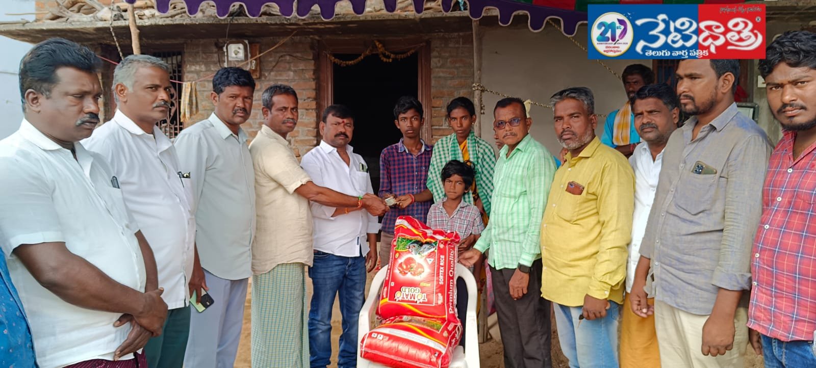 మృతుల కుటుంబాలకు బియ్యం అందజేసిన మాజీ ZPTC.