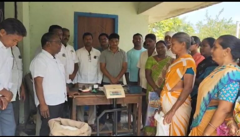 A grand event of distributing fine rice