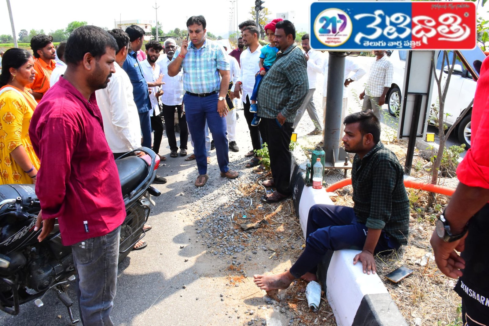మానవత్వం చాటిన జిల్లా కలెక్టర్ సందీప్ కుమార్ ఝా.
