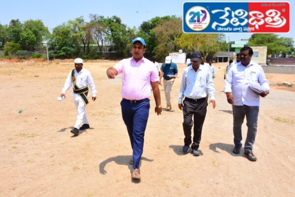 మానేరు వాగులో చెక్ డ్యాo పున: నిర్మించాలి. Collector