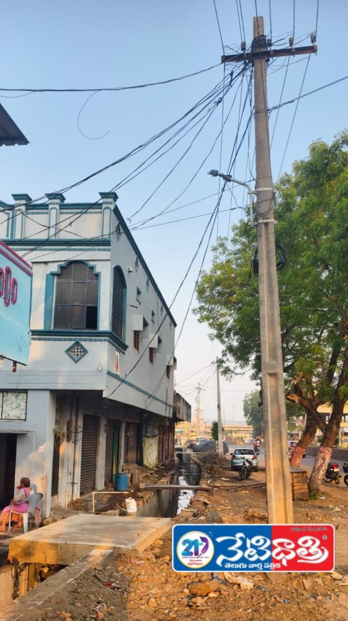 ఇష్టానుసారంగా కాంట్రాక్టర్ పనులు.!