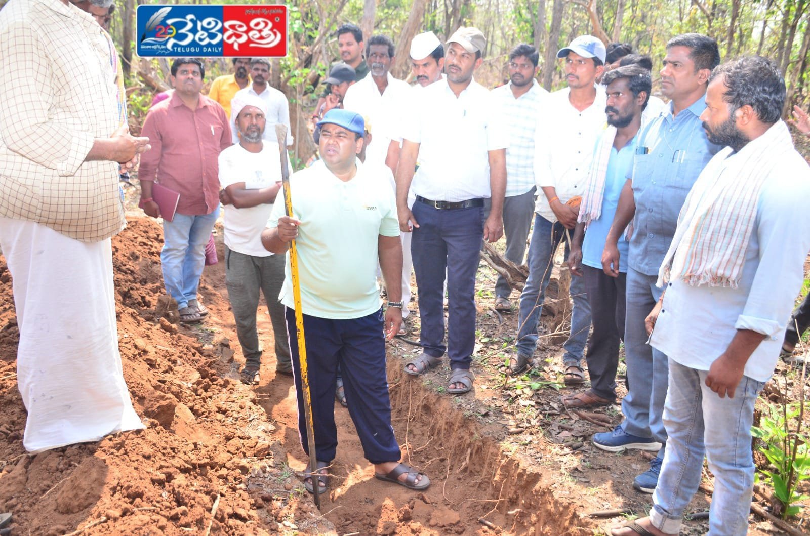 ఉపాధి హామీ పనుల పరిశీలించిన జిల్లా కలెక్టర్.