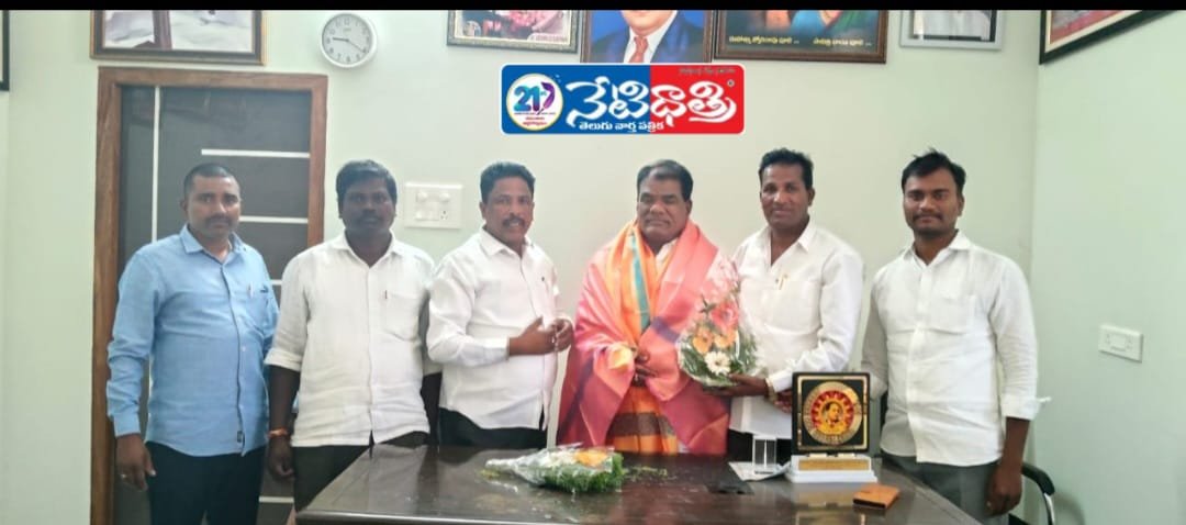 రోడ్డు వెడల్పు విషయంలో అంబేద్కర్ విగ్రహాలు.