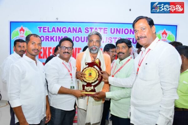 సోషల్ మీడియా, ఏఐ పై అప్రమత్తంగా ఉండాలి. Social media
