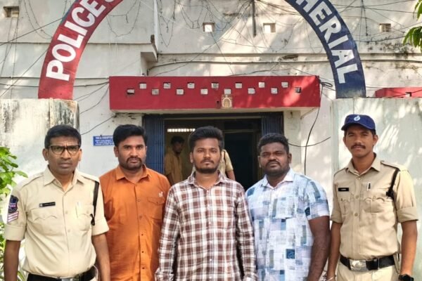 జాతీయ బీసీ విద్యార్థి సంఘం నాయకులు. Arrested