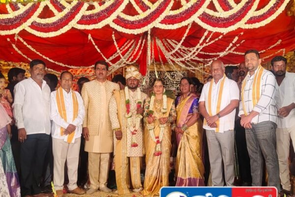 వివాహ కార్యక్రమంలో పాల్గొన్న ఎమ్మెల్యే మరియు చైర్మన్… MLA and Chairman who attended the wedding ceremony