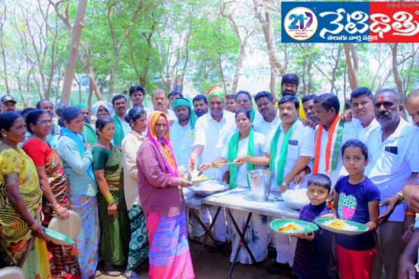 రైతులకు భోజనాల ఏర్పాట్లు. Mrs. Yata Geetha Narasimha,
