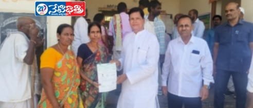 సి ఎం ఆర్ ఏఫ్ చెక్కు అందచేసిన. CMRF cheque presented