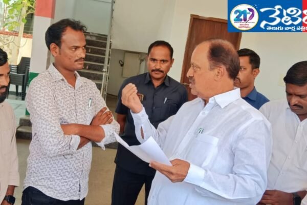 రేవూరికి వినతిపత్రాన్ని అందజేసిన ఎస్ఎఫ్ఐ నాయకులు.! MLA