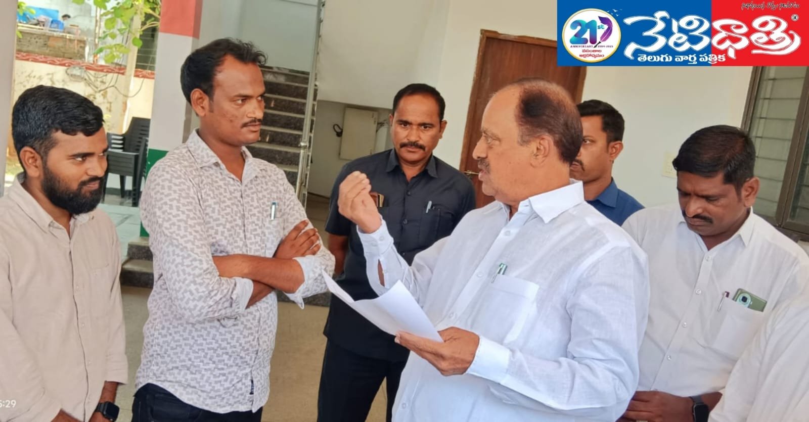 రేవూరికి వినతిపత్రాన్ని అందజేసిన ఎస్ఎఫ్ఐ నాయకులు.!