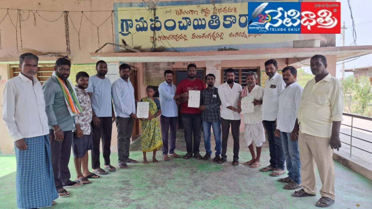 గ్రామంలో సిఎంఆర్ఎఫ్ చెక్కుల పంపిణీ.