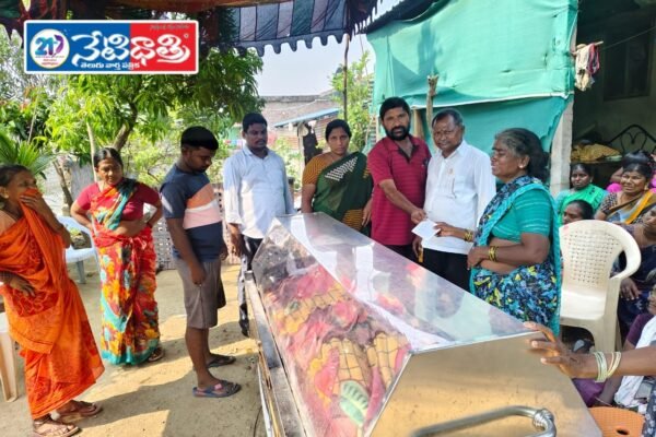 ముత్యాల మహేష్ పార్థివదేహానికి పూలమాలవేసి.! Mahesh