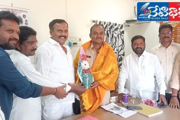నూతన సీఐ కి శుభాకాంక్షలు తెలిపిన దేశిని కోటి బృందం. New CI.