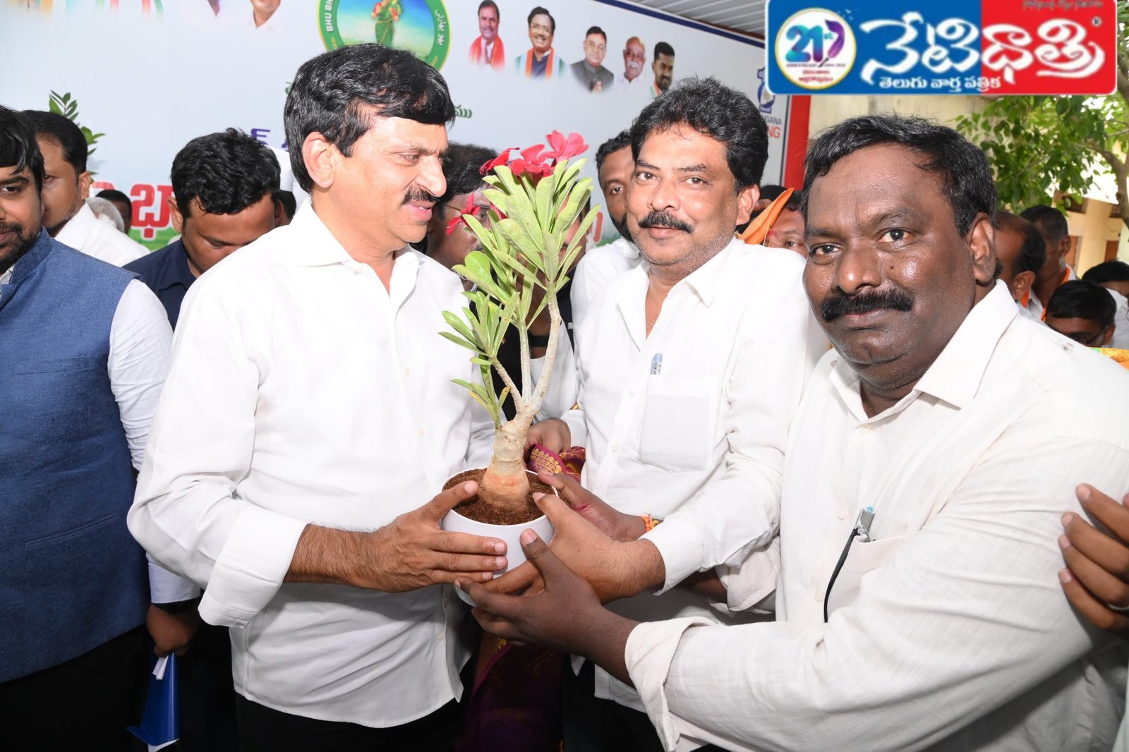 పొంగులేటి శ్రీనివాస్ రెడ్డిని మర్యాదపూర్వకంగా కలిసిన.