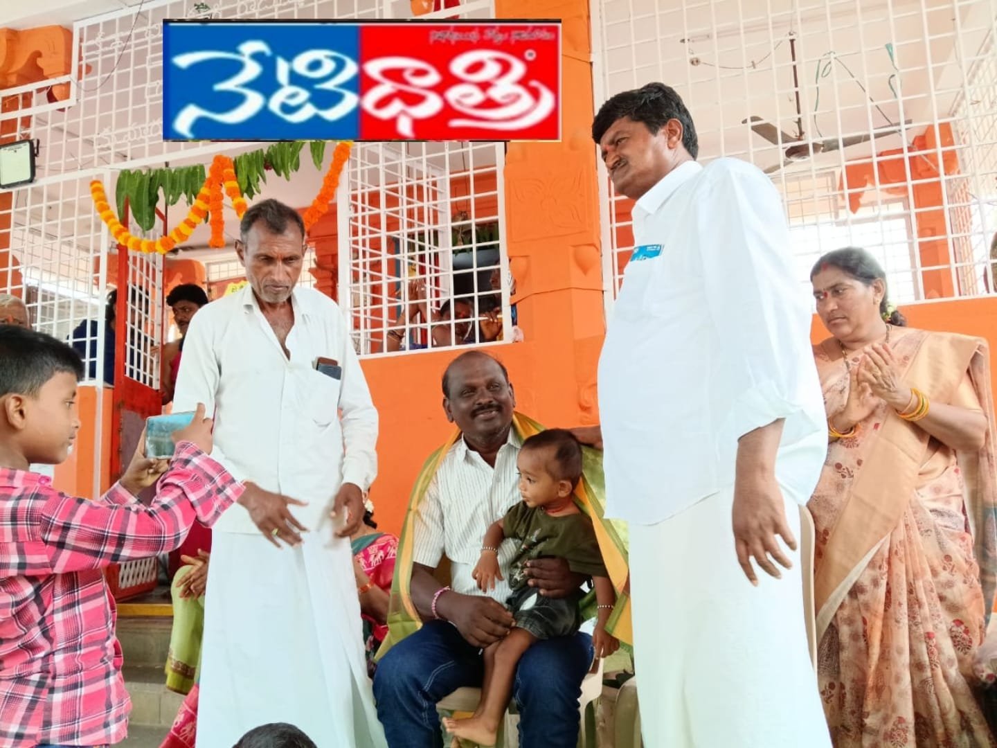 రాళ్ల బండి శ్రీనివాస్ ను సన్మానించిన దేవస్థానం ఆలయ.