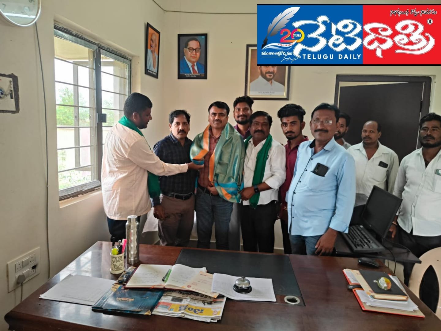 నూతన తహసిల్దార్ ను కలిసిన రైతు సంఘం నాయకులు.