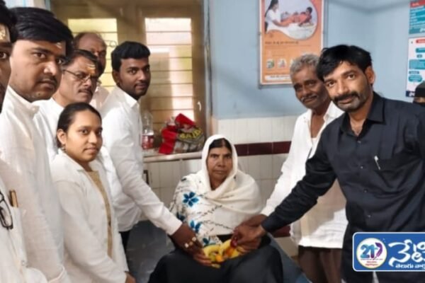 హరీశ్రావు జన్మదిన వేడుకలో రోగులకు పండ్లు పంపిణీ. Former MPP.