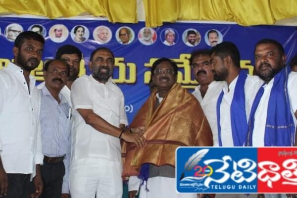 వివేక్ వెంకటస్వామికి కోరుట్లలో స్వాగతం పలికిన జువ్వాడి నర్సింగ్ రావు. Congress party leaders