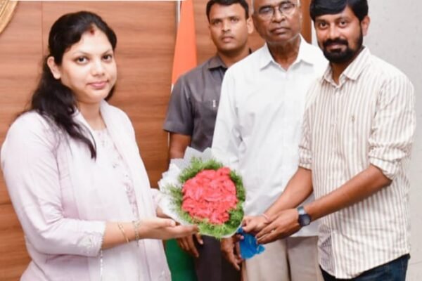మర్యాద పూర్వకంగా జిల్లా కలెక్టర్ ను కలిసిన సీపీఐ District Collector