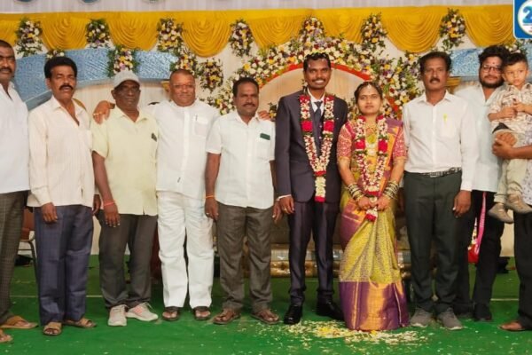 నూతన వదూవరులను ఆశీర్వదించిన మోకుదెబ్బ రమేష్ గౌడ్. Mokudabe Ramesh Goud blesses the newlyweds.