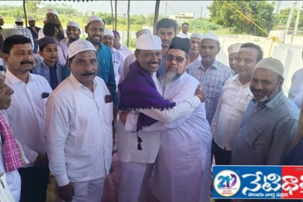 చెల్పూర్ ఈద్గా లల్లో బక్రీద్ జరిగిన వేడుకల్లో పాల్గొన్న. Bakrid