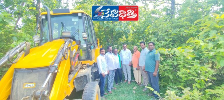 Congress party leaders conduct soil test