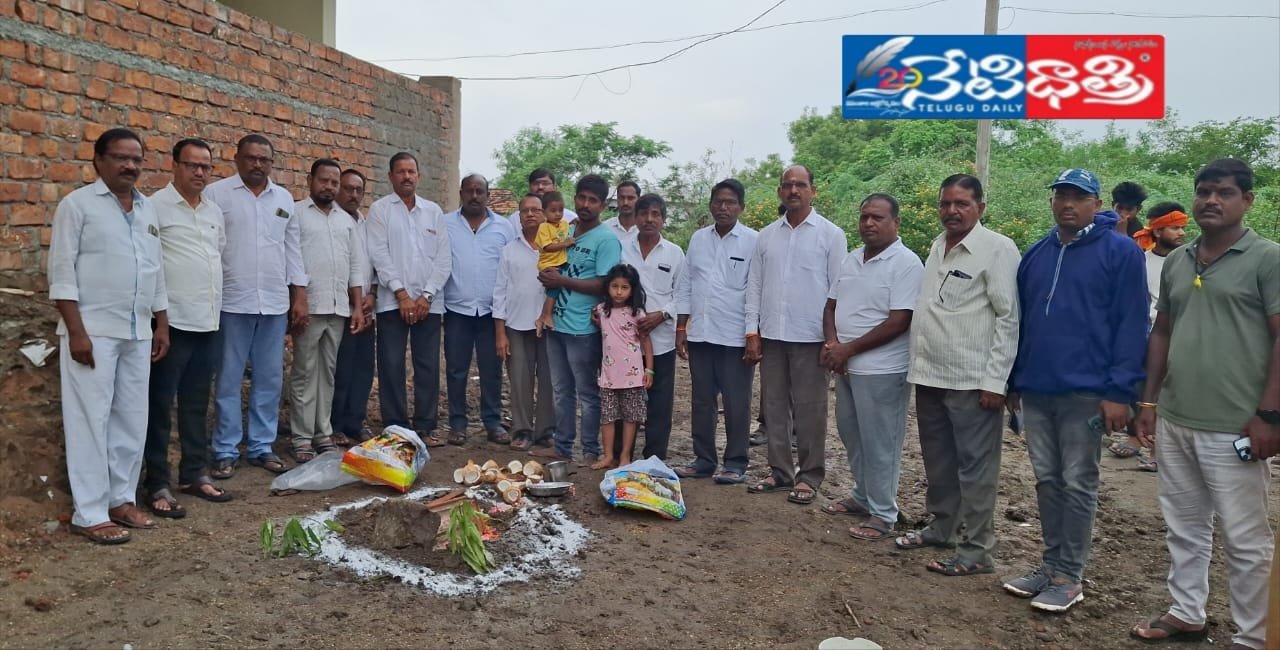 ఇందిరమ్మ ఇండ్లకు భూమి పూజ చేసిన నాయకులు.